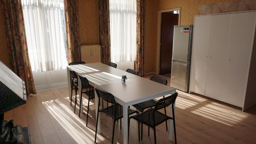 eine Küche mit einem Tisch und Stühlen sowie einem Kühlschrank in der Unterkunft Plantin Apartment in Antwerpen