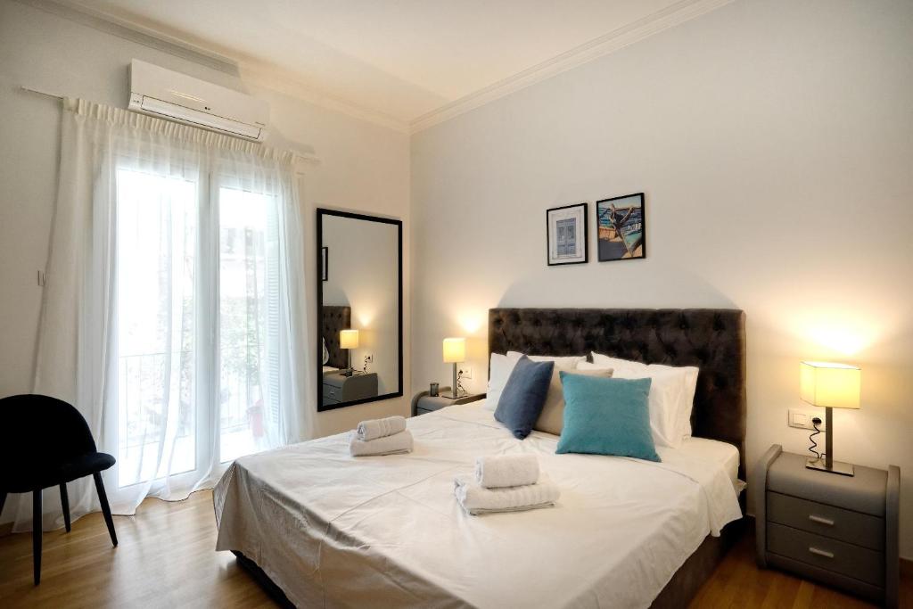 A bed or beds in a room at Elegant Big Apartment in Athens Center With Balcony
