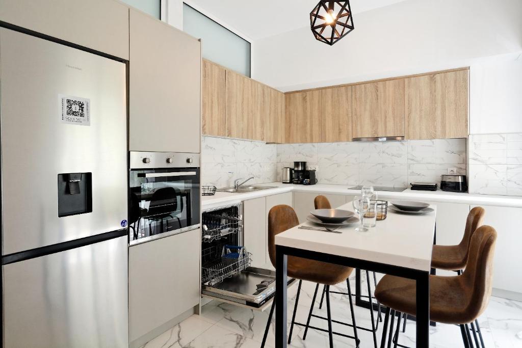 A kitchen or kitchenette at Elegant Big Apartment in Athens Center With Balcony