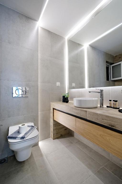 A bathroom at Elegant Big Apartment in Athens Center With Balcony