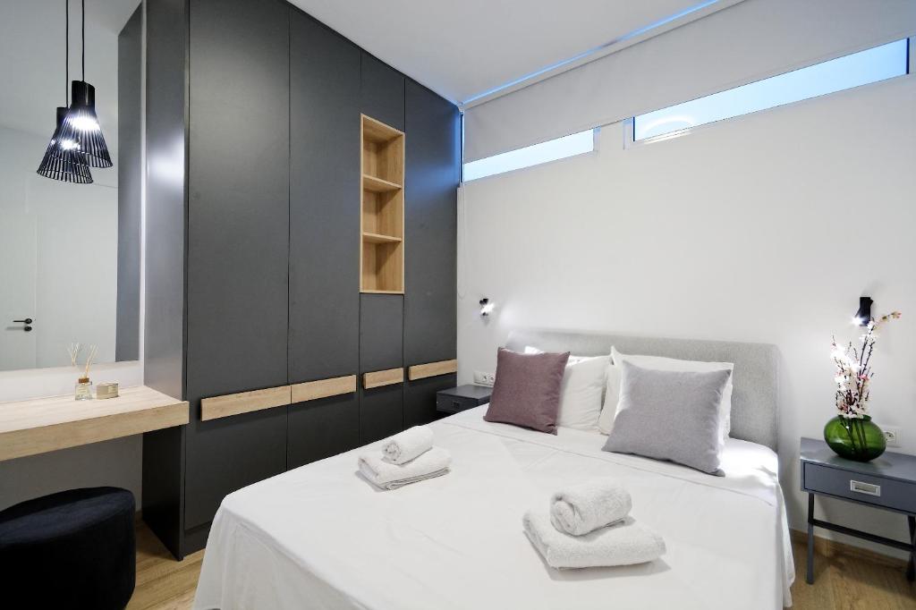 A bed or beds in a room at Elegant Big Apartment in Athens Center With Balcony