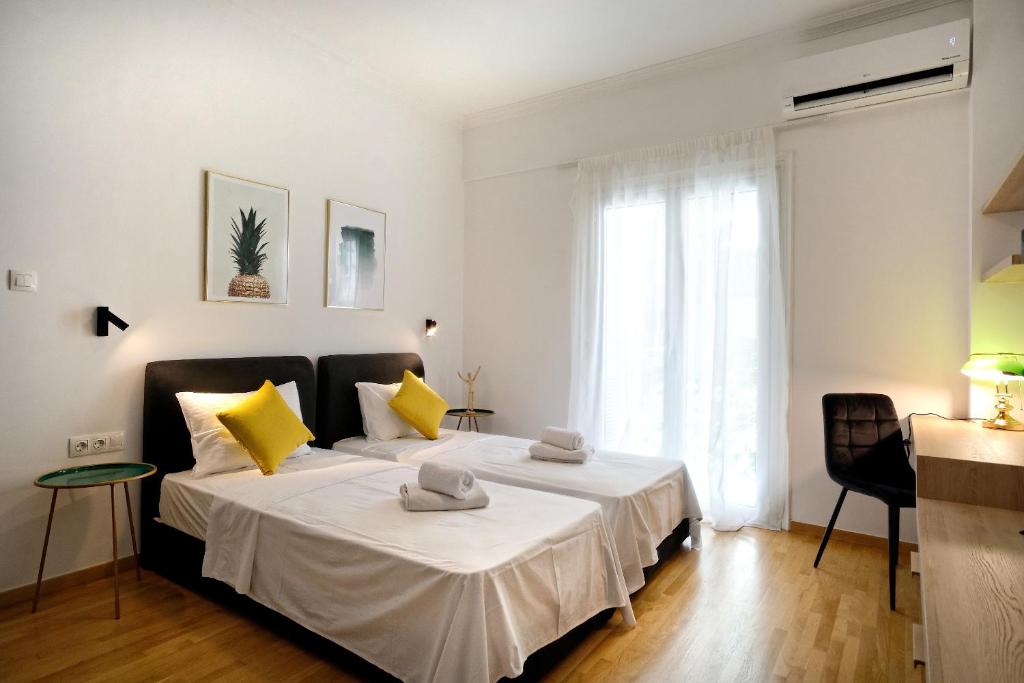 A bed or beds in a room at Elegant Big Apartment in Athens Center With Balcony