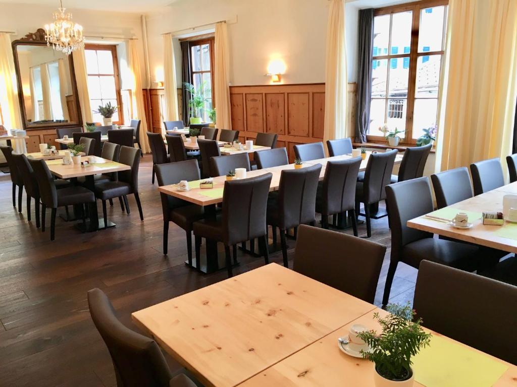 Restaurace v ubytování Hotel Weisses Kreuz Bergün
