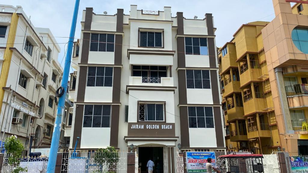 um edifício com uma placa que lê a grande regra do hotel em Ditto Room Jairam Golden Beach, New Digha em Digha