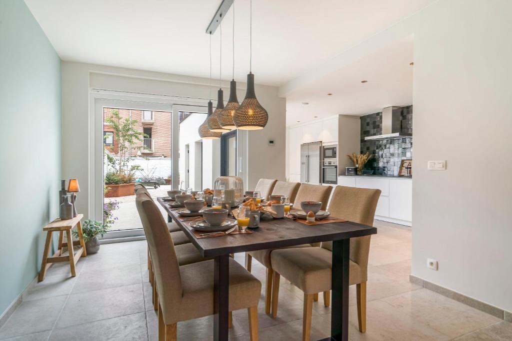 ein Esszimmer mit Tisch und Stühlen in der Unterkunft Maison Odett - fully renovated house for 10 people in Nieuwpoort