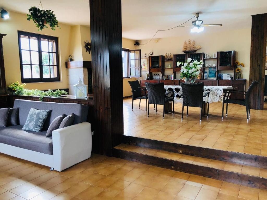 salon z kanapą i stołem w obiekcie Villa Ro w mieście Porto Columbu - Perdʼe Sali
