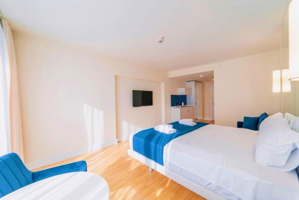 Rúm í herbergi á Superior Apartments Orbi City Sea View