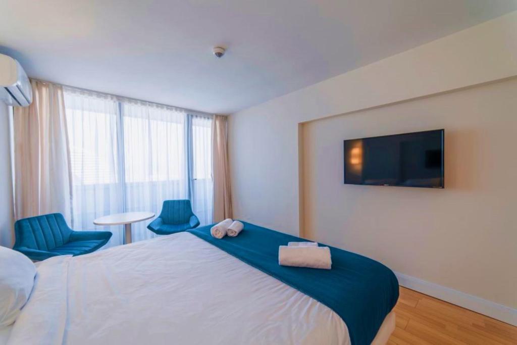 Rúm í herbergi á Superior Apartments Orbi City Sea View