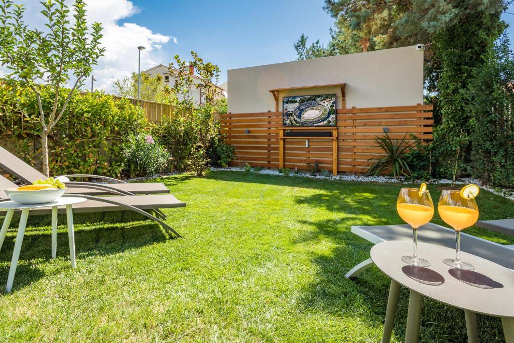 Zahrada ubytování Villa Andrija Family Dream with heated pool at the sea with beautiful garden, outside cinema and kids playground