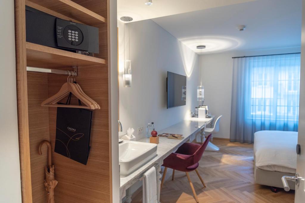 TV a/nebo společenská místnost v ubytování CASPAR Swiss Quality Hotel