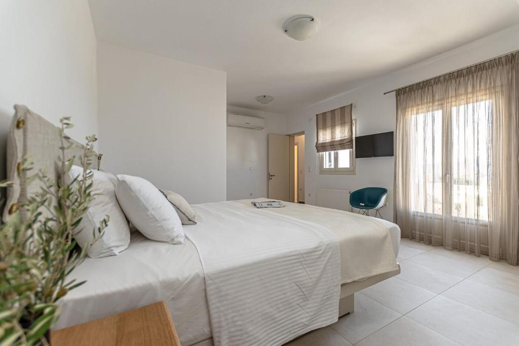 Postel nebo postele na pokoji v ubytování Orkos Beach Hotel