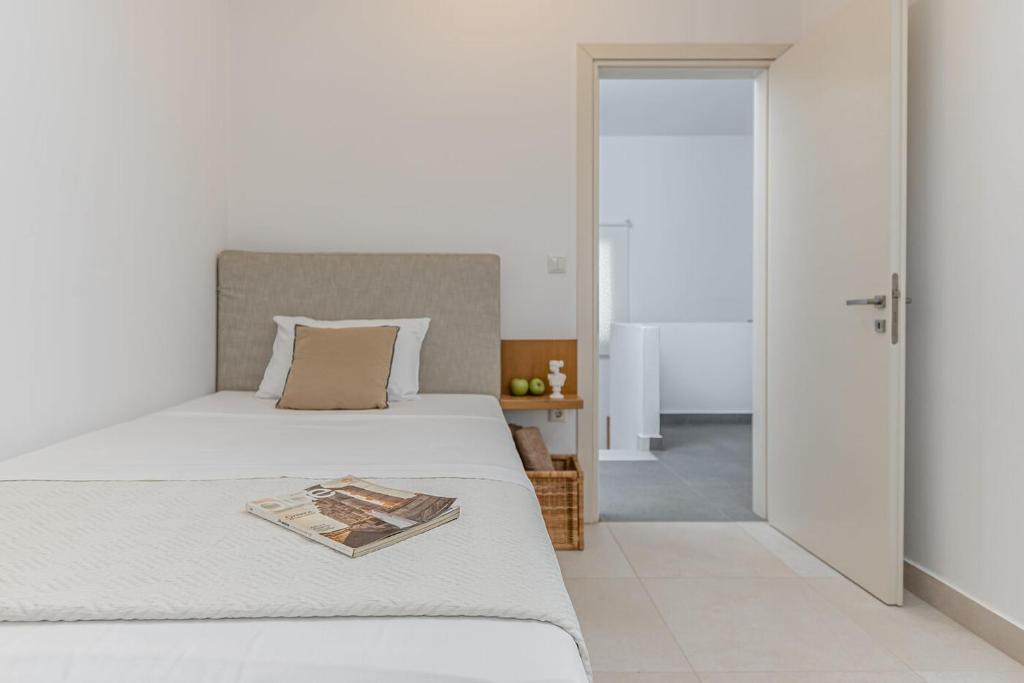 Postel nebo postele na pokoji v ubytování Orkos Beach Hotel