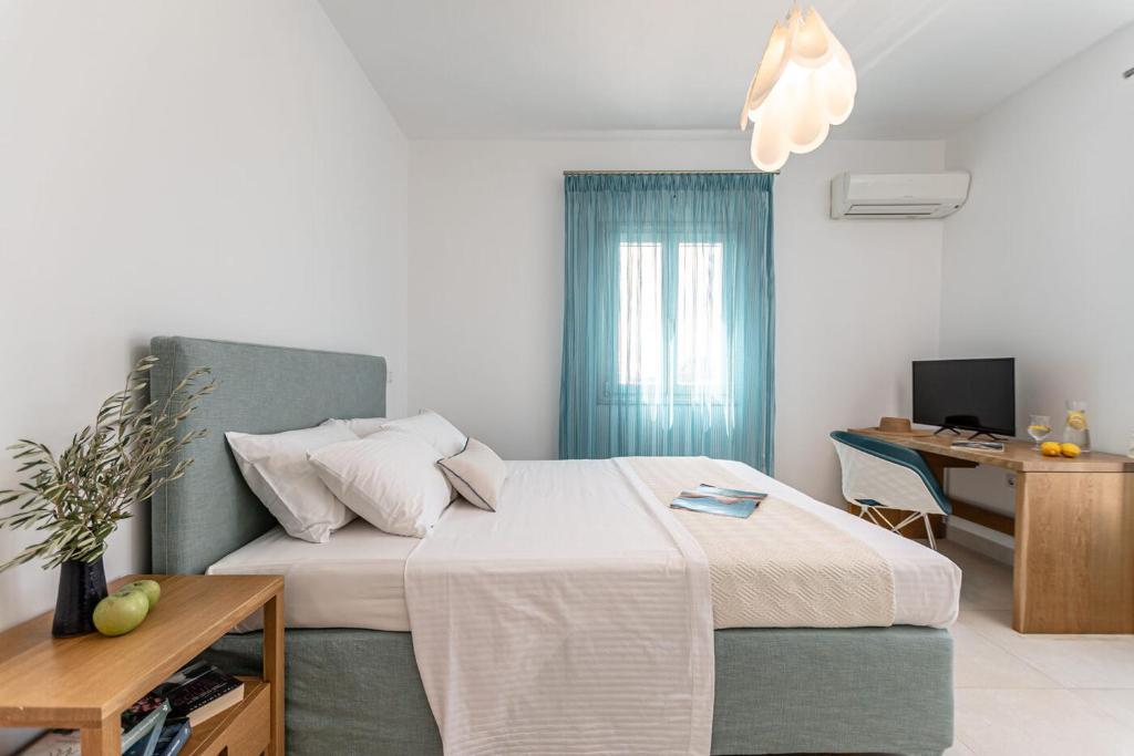 Postel nebo postele na pokoji v ubytování Orkos Beach Hotel