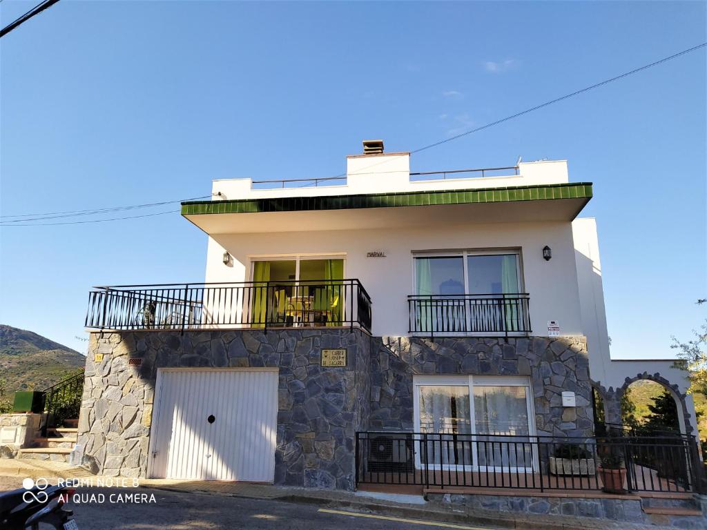 Casa blanca grande con balcón en Villa Marval, en Llançà
