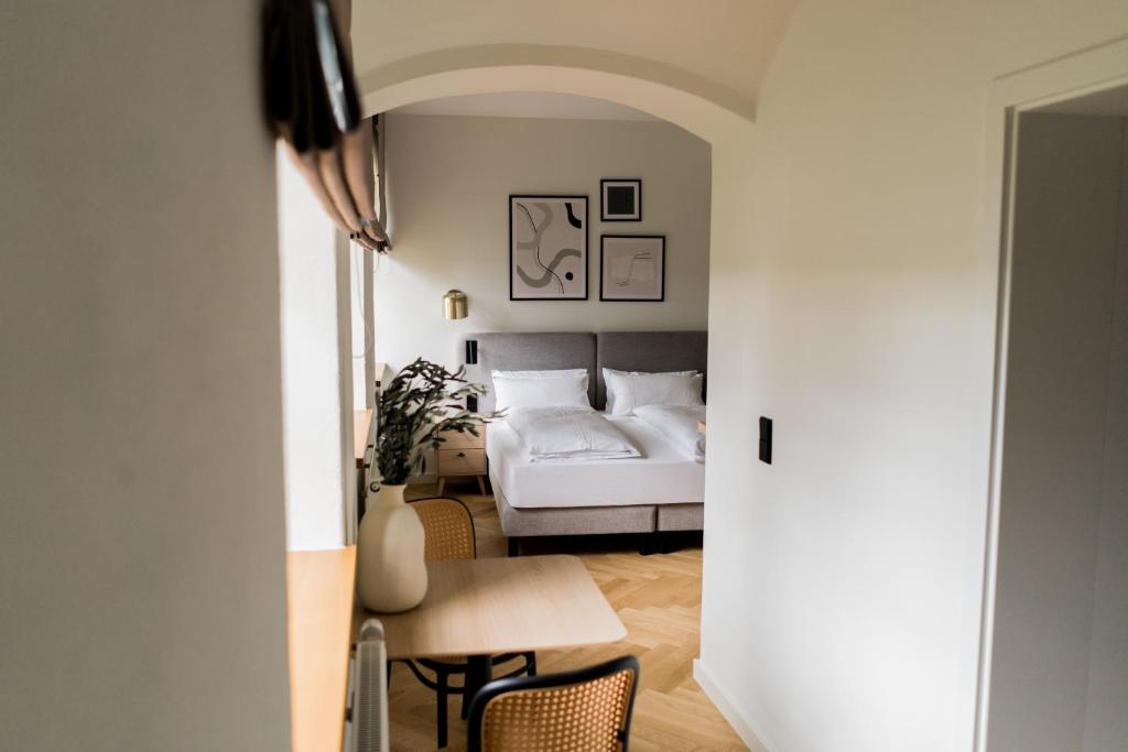 um quarto com uma cama e uma mesa num quarto em Bob W Peterhof em Freising