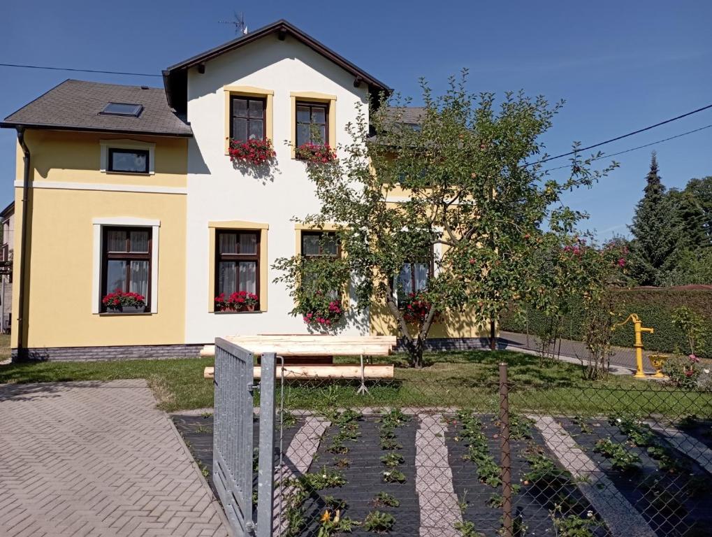 uma casa com um banco à frente em Apartment Pavel em Velké Poříčí