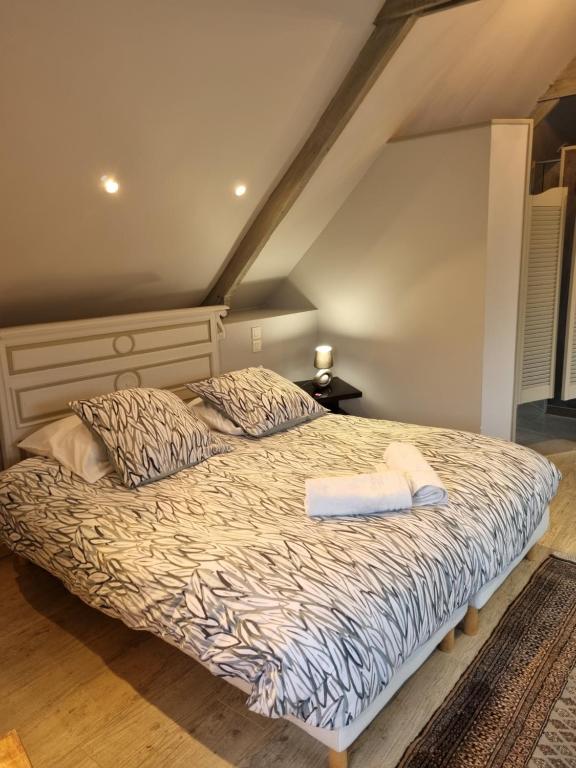 Postel nebo postele na pokoji v ubytování Chambre Chagall - Closeries du Golfe