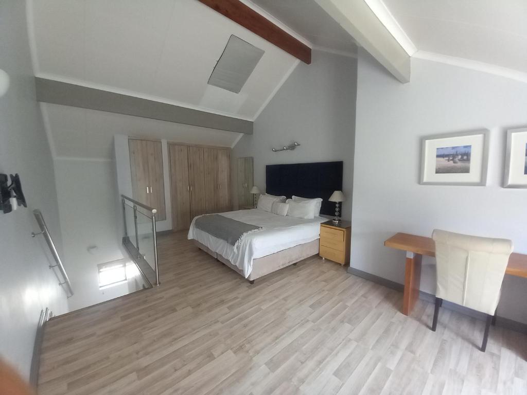Mount Royal - 32 Large 1 bed with balcony upstairs - Appartement D'une Chambre