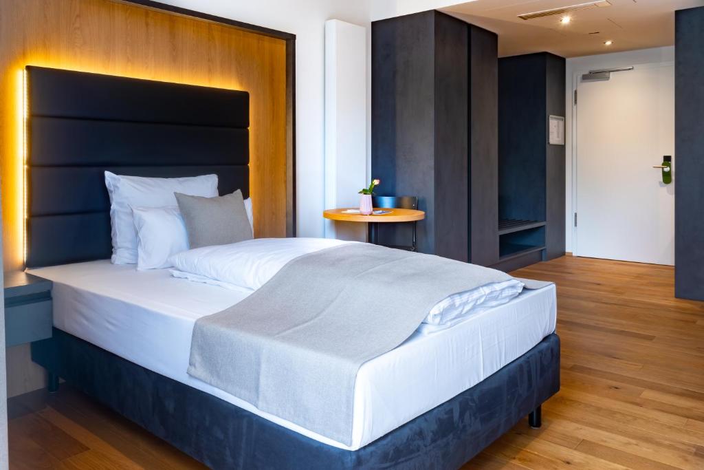 Postel nebo postele na pokoji v ubytování Burgau Hotel Sonnenhof
