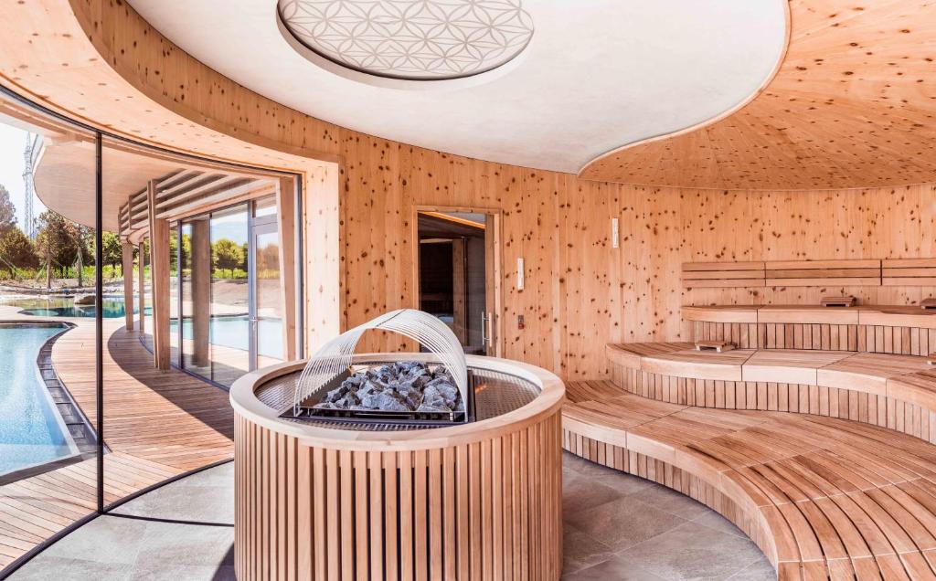 Bazén v ubytování Laschenskyhof Hotel & Spa nebo v jeho okolí