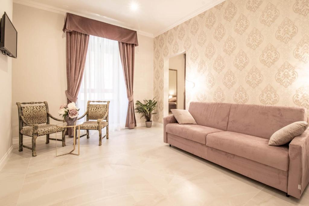 un soggiorno con divano, tavolo e sedie di DANY GUEST HOUSE a Roma