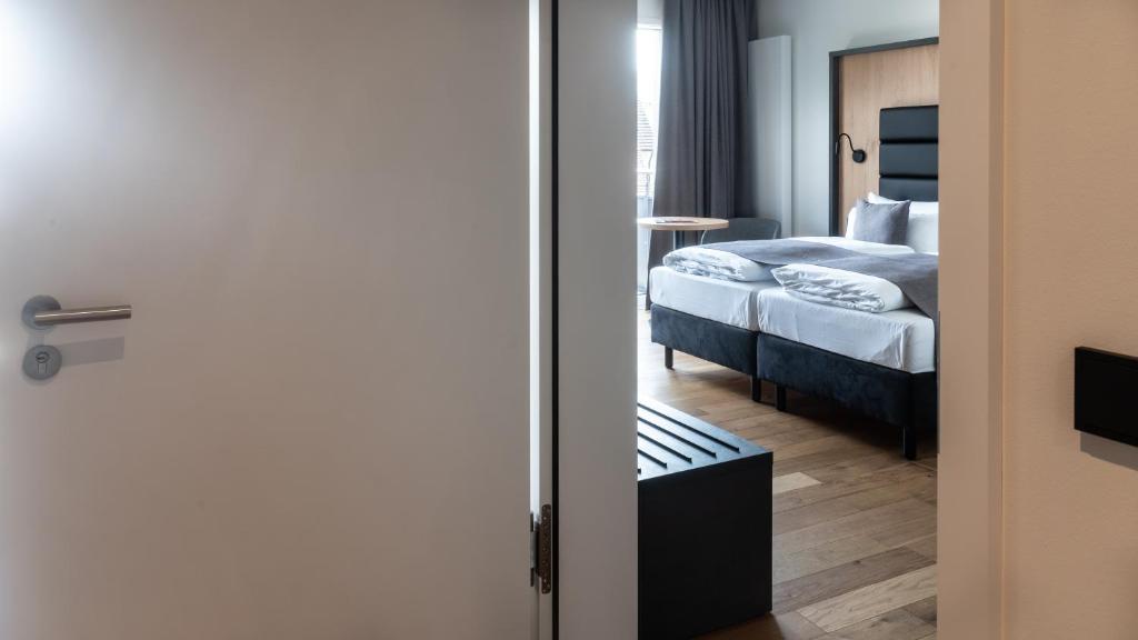 Postel nebo postele na pokoji v ubytování Burgau Hotel Sonnenhof