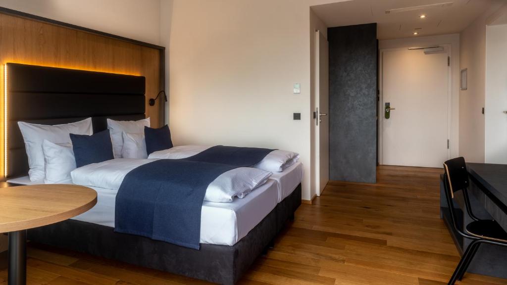 Postel nebo postele na pokoji v ubytování Burgau Hotel Sonnenhof
