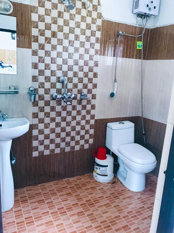 un bagno con un water e un lavandino di Hotel Buddha Land a Pokhara