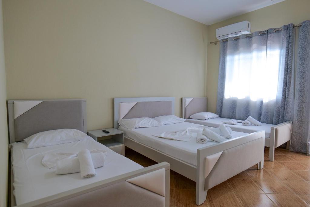 Postel nebo postele na pokoji v ubytování Kalemi Apartments