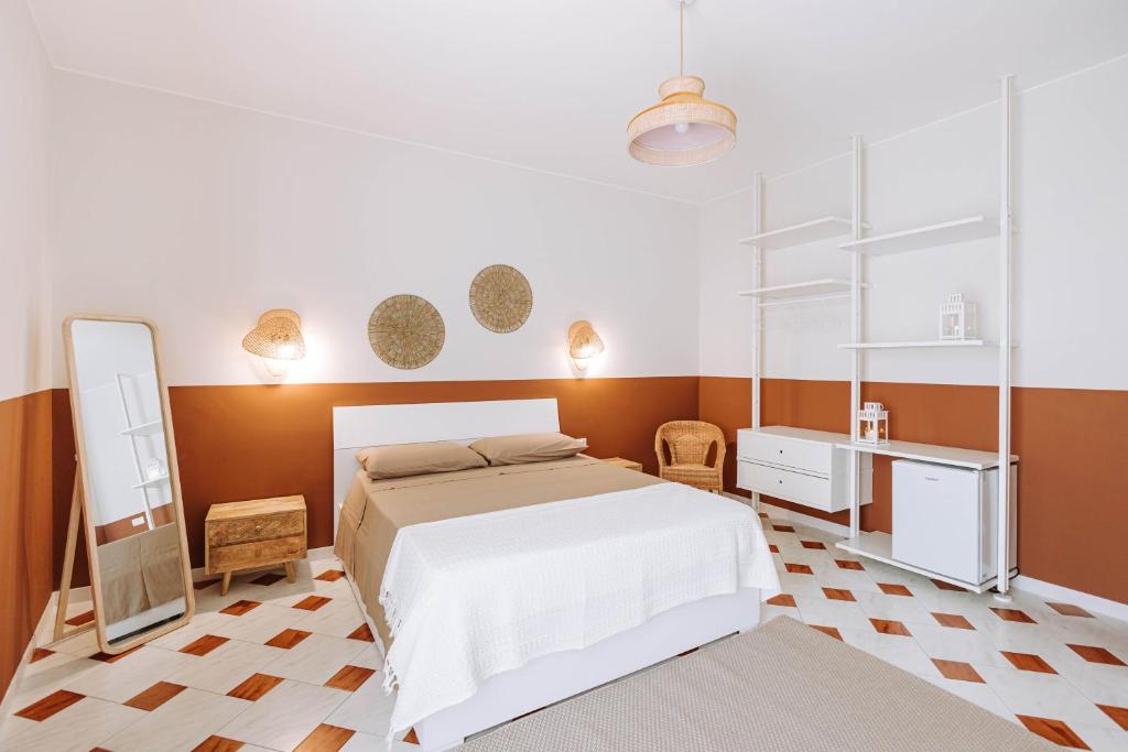 sypialnia z łóżkiem i lustrem w obiekcie Dimore Dalle Zie w Alberobello
