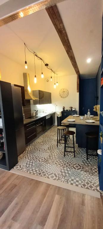 Kuchyňa alebo kuchynka v ubytovaní LA ROCHELAISE : Appartement calme & somptueux dans l'hyper centre.