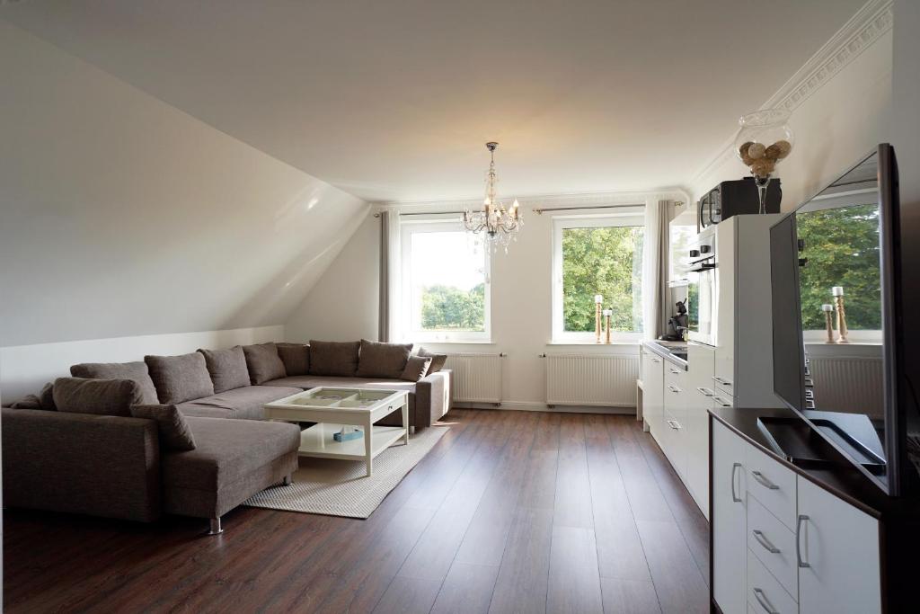 ein Wohnzimmer mit einem Sofa und einem Tisch in der Unterkunft Gemütliche Unterkunft für bis zu 11 Personen. in Hannover
