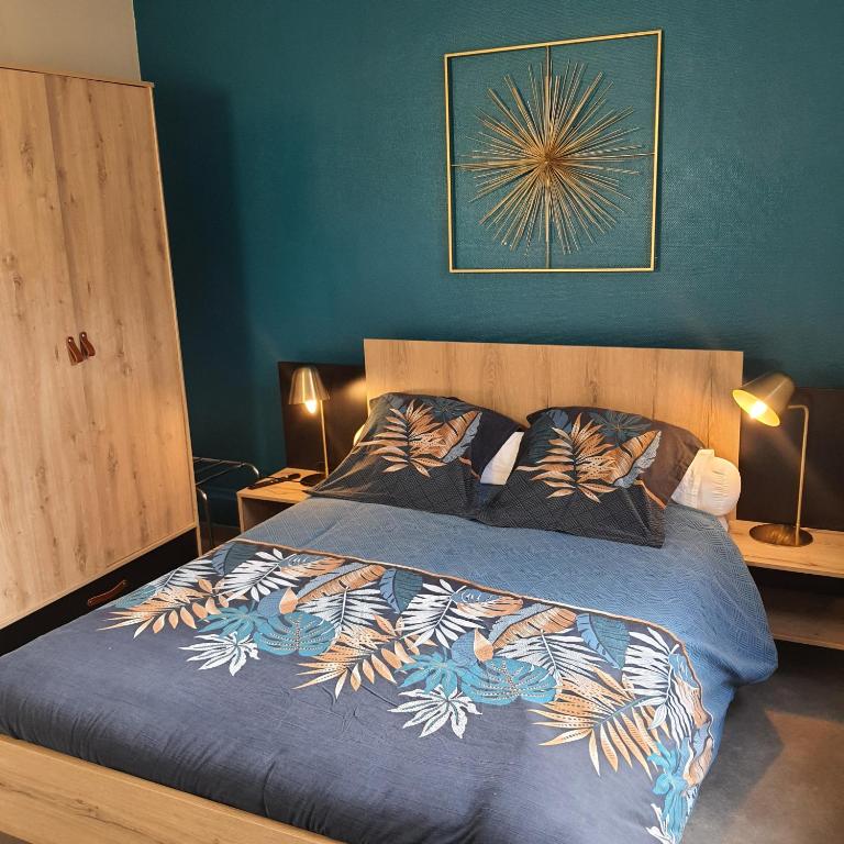 Postel nebo postele na pokoji v ubytování Hôtel de Guise SARL
