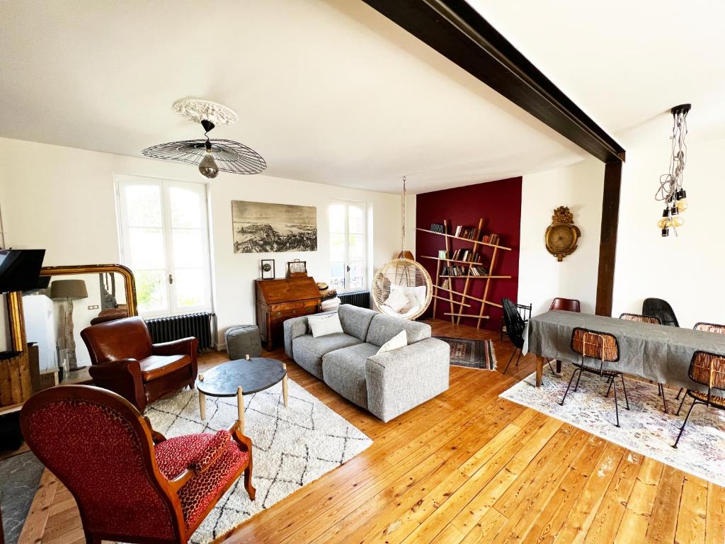 ein Wohnzimmer mit Sofa und Tisch in der Unterkunft Villa Sainte Claire in Saint-Malo
