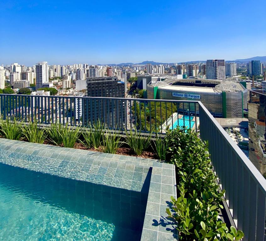 a swimming pool on the roof of a building at Studio moderno a 5min a pé do Allianz Parque in São Paulo