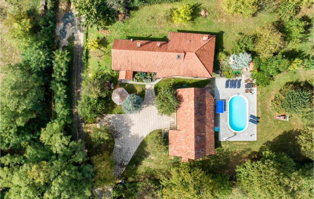 an overhead view of a brick house with a pool at Beautiful Home In Breznica With Kitchen in Brežnica