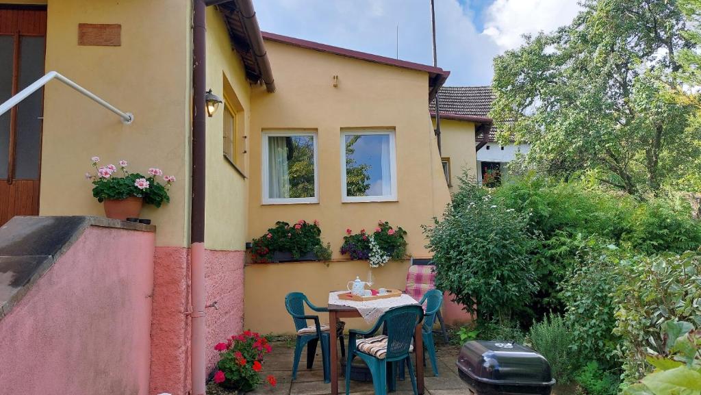 eine Terrasse mit einem Tisch und Stühlen vor einem Haus in der Unterkunft Pavlov24-Venkovský dům in Pavlov