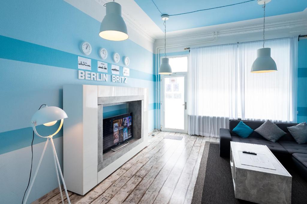 uma sala de estar com um sofá e uma lareira em Ferienwohnung bis 8 Personen em Berlim
