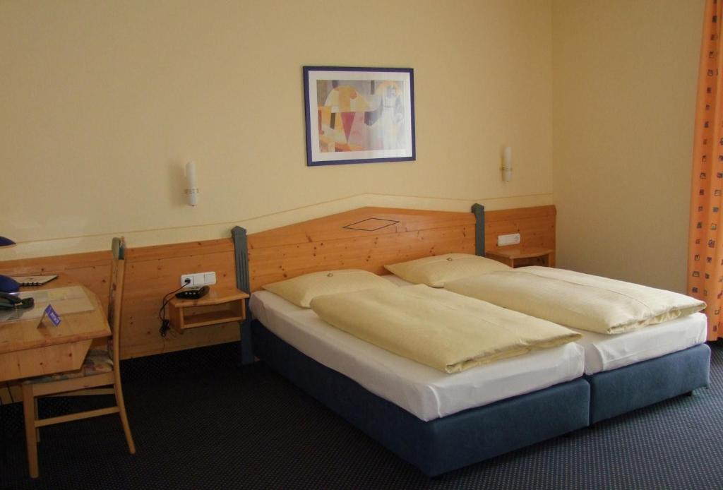 Postel nebo postele na pokoji v ubytování Hotel Waldeck Garni