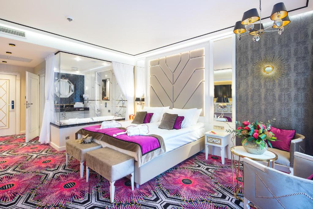 Łóżko lub łóżka w pokoju w obiekcie Hotel Royal Baltic 4* Luxury Boutique