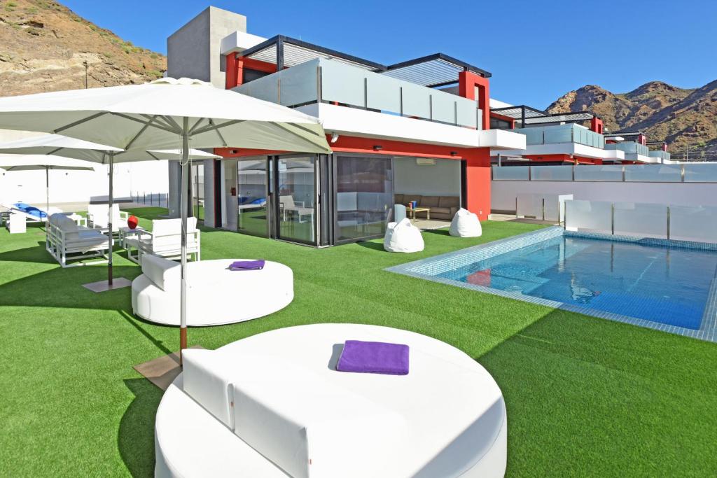 The swimming pool at or close to Villa Morro del Guincho 27