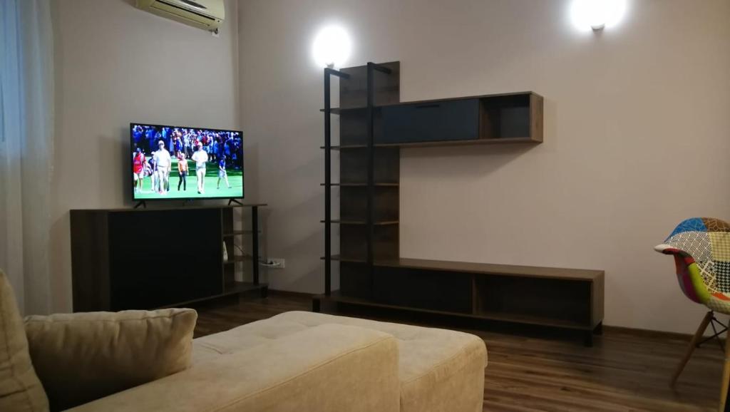 Μια τηλεόραση ή/και κέντρο ψυχαγωγίας στο BEST APARTHOTEL EVER! next to Airport Otopeni