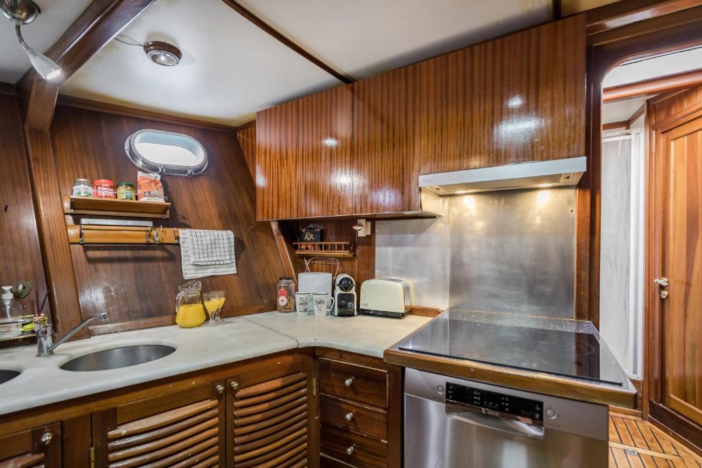 Kuchyňa alebo kuchynka v ubytovaní SPACIOUS YACHT HOTEL BARCELONA CITY CENTER 5 CABINs