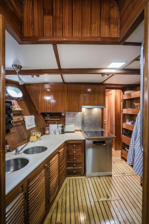 Kuchyňa alebo kuchynka v ubytovaní SPACIOUS YACHT HOTEL BARCELONA CITY CENTER 5 CABINs