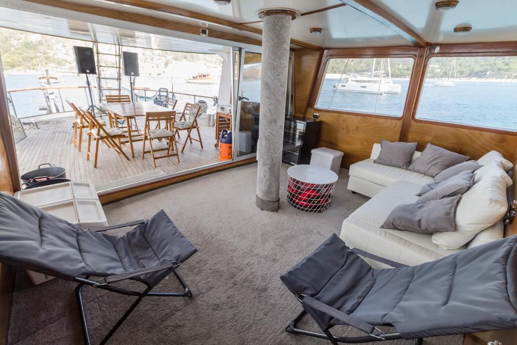 Posedenie v ubytovaní SPACIOUS YACHT HOTEL BARCELONA CITY CENTER 5 CABINs