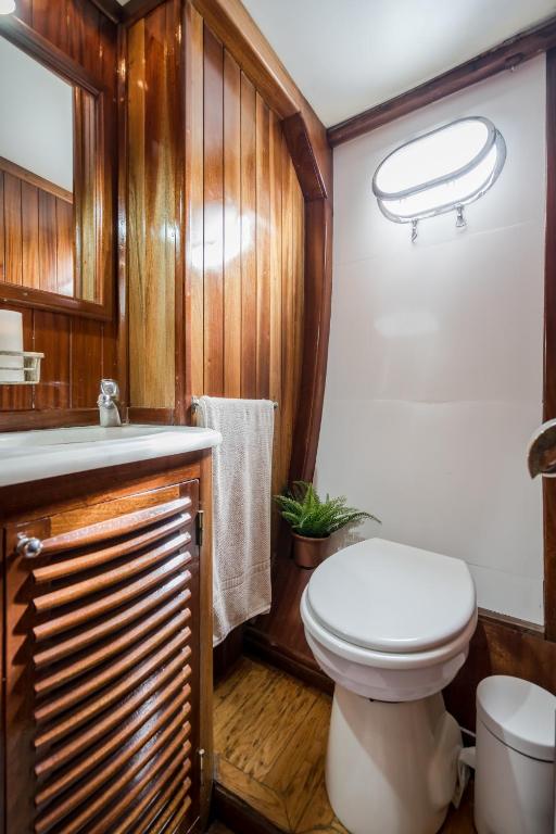 Kúpeľňa v ubytovaní SPACIOUS YACHT HOTEL BARCELONA CITY CENTER 5 CABINs