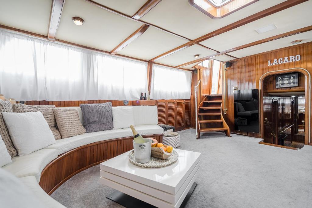 Posedenie v ubytovaní SPACIOUS YACHT HOTEL BARCELONA CITY CENTER 5 CABINs