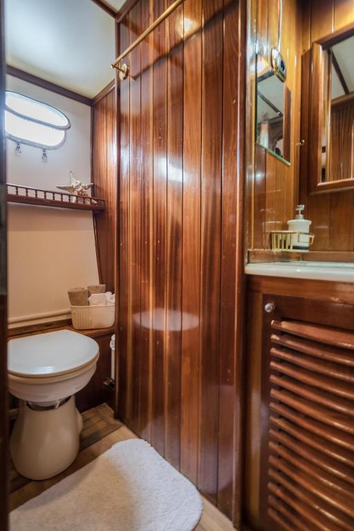Kúpeľňa v ubytovaní SPACIOUS YACHT HOTEL BARCELONA CITY CENTER 5 CABINs