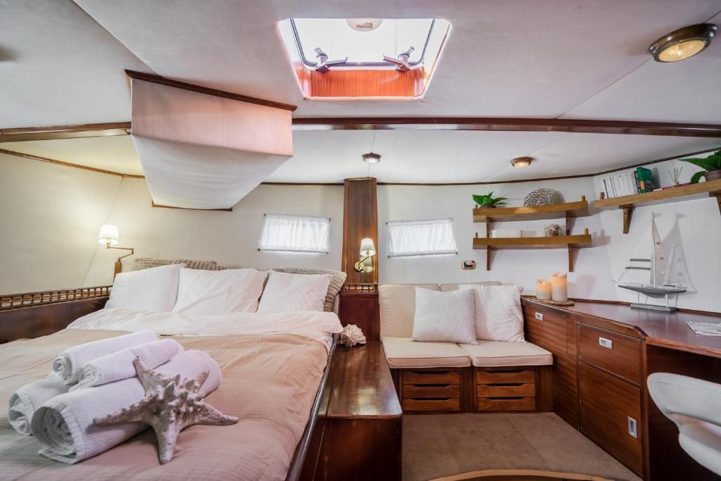Posteľ alebo postele v izbe v ubytovaní SPACIOUS YACHT HOTEL BARCELONA CITY CENTER 5 CABINs