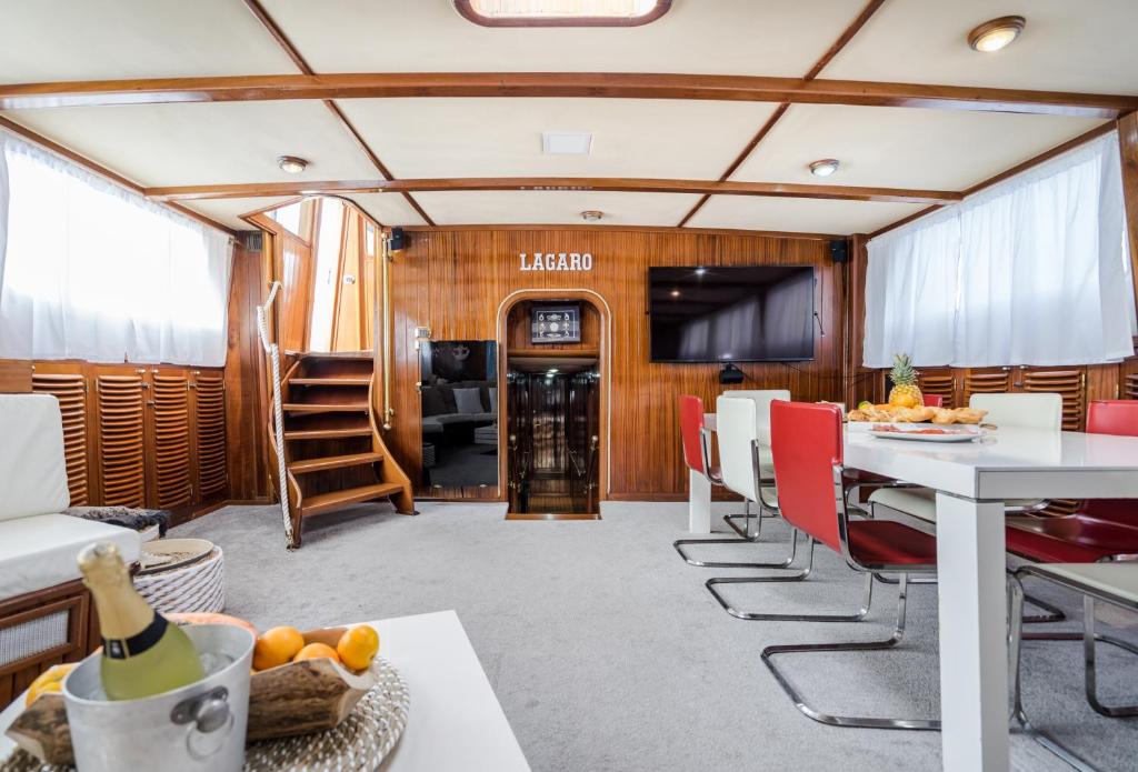 Posedenie v ubytovaní SPACIOUS YACHT HOTEL BARCELONA CITY CENTER 5 CABINs